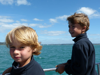 enfants sur le bateau